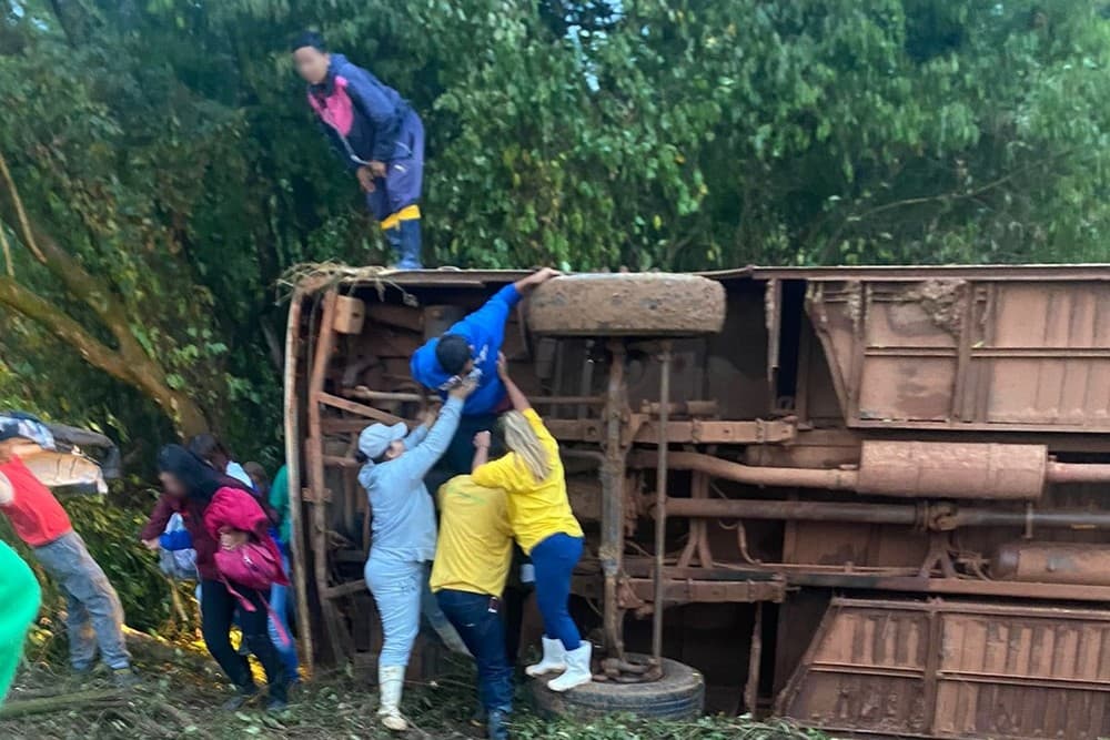 Ônibus com Trabalhadores Rurais Tomba em Paranapanema: 12 Feridos Leves e 2 Transferidos para Hospital