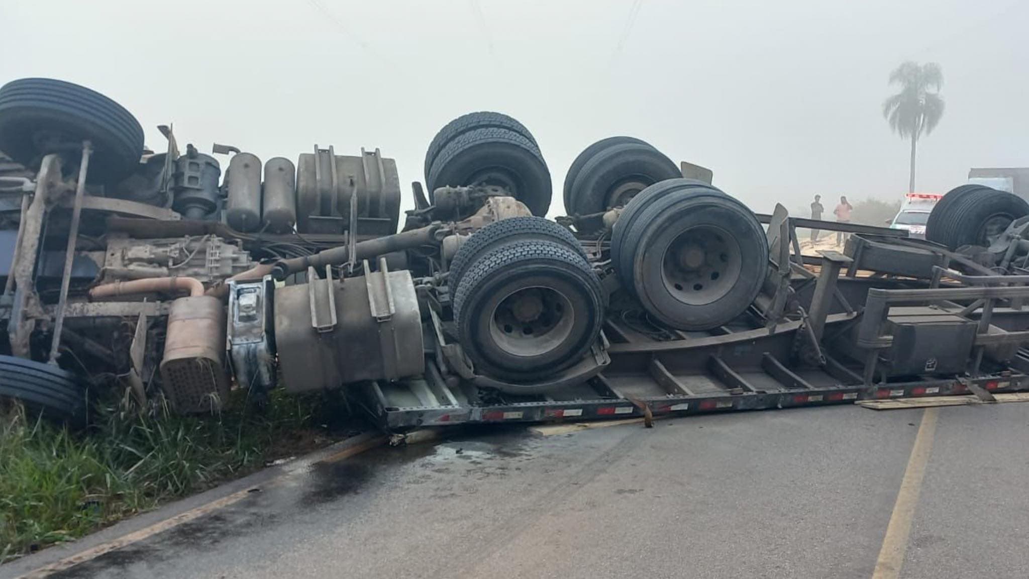 Motorista foi socorrido após caminhão tombar na Vicinal Tertuliano Gonçalves de Albuquerque em Buri/SP