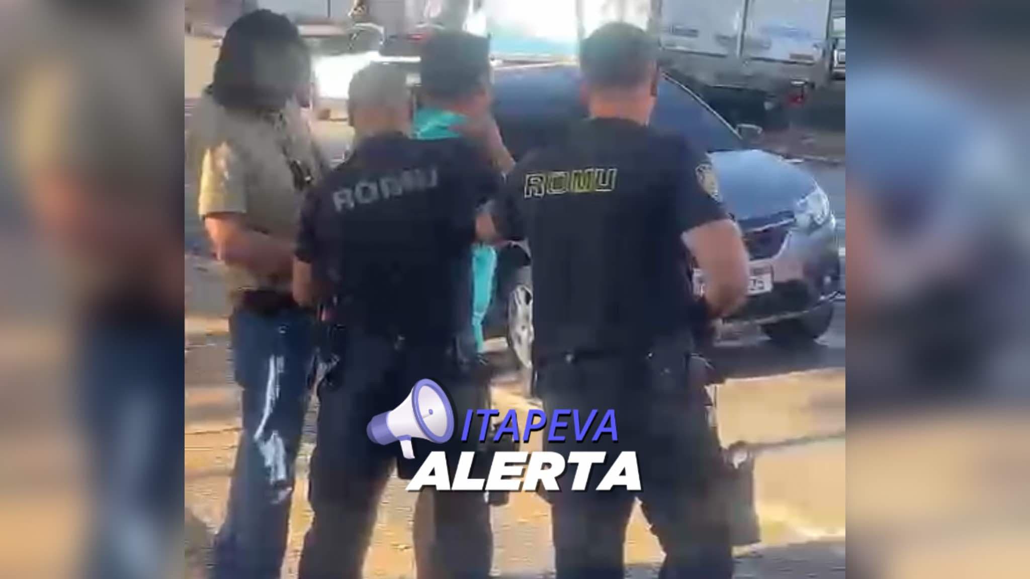Após fechar passagem de viatura descaracterizada da Policial Civil foram apreendidos cassetete e faca encontradas no veículo do autor