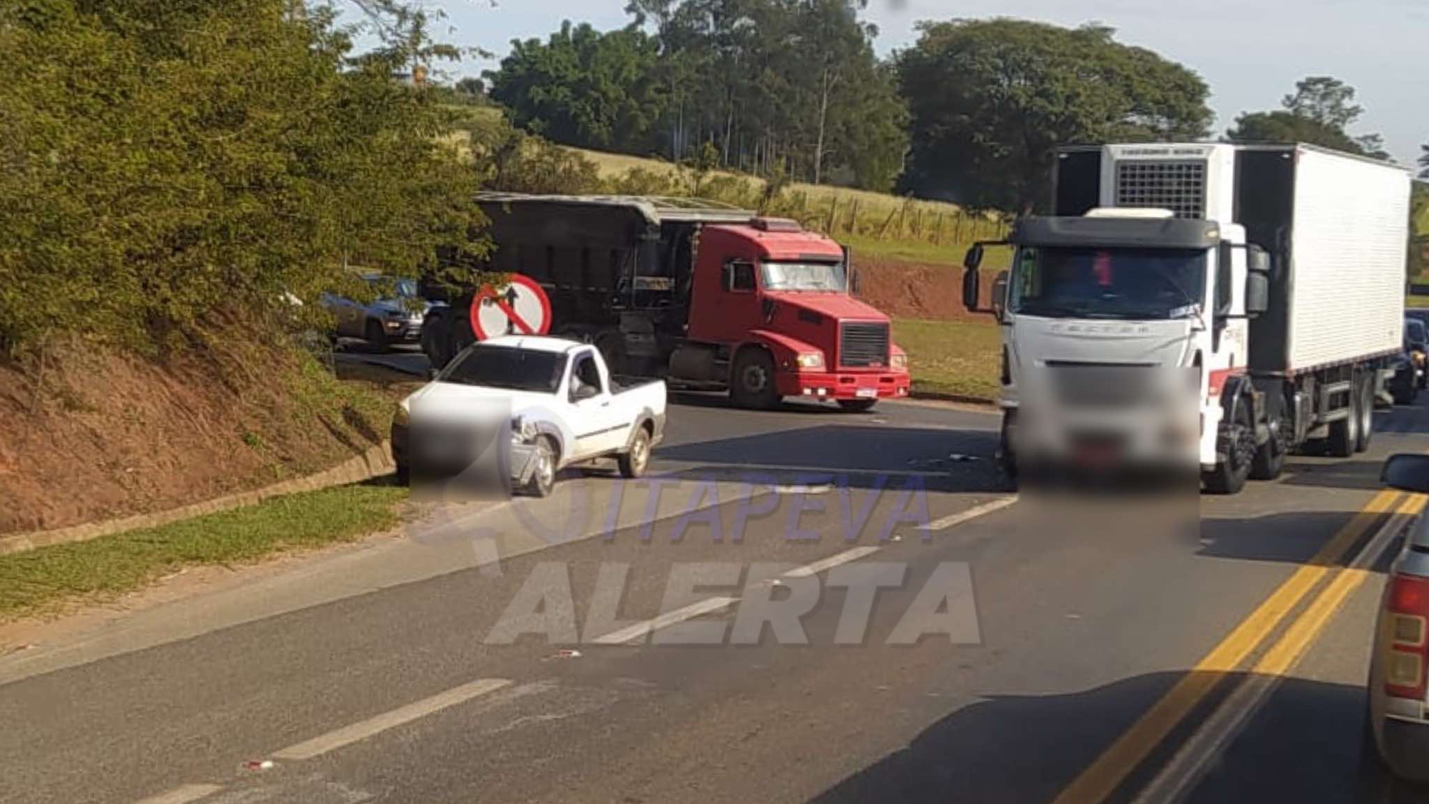 Acidente entre um caminhão e um carro na Rodovia Francisco Alves Negrão SP 258 em Itapeva/SP