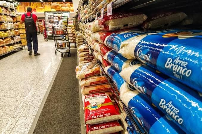 Procon-SP fiscaliza supermercados para combater aumento qbusivo do preço do arroz