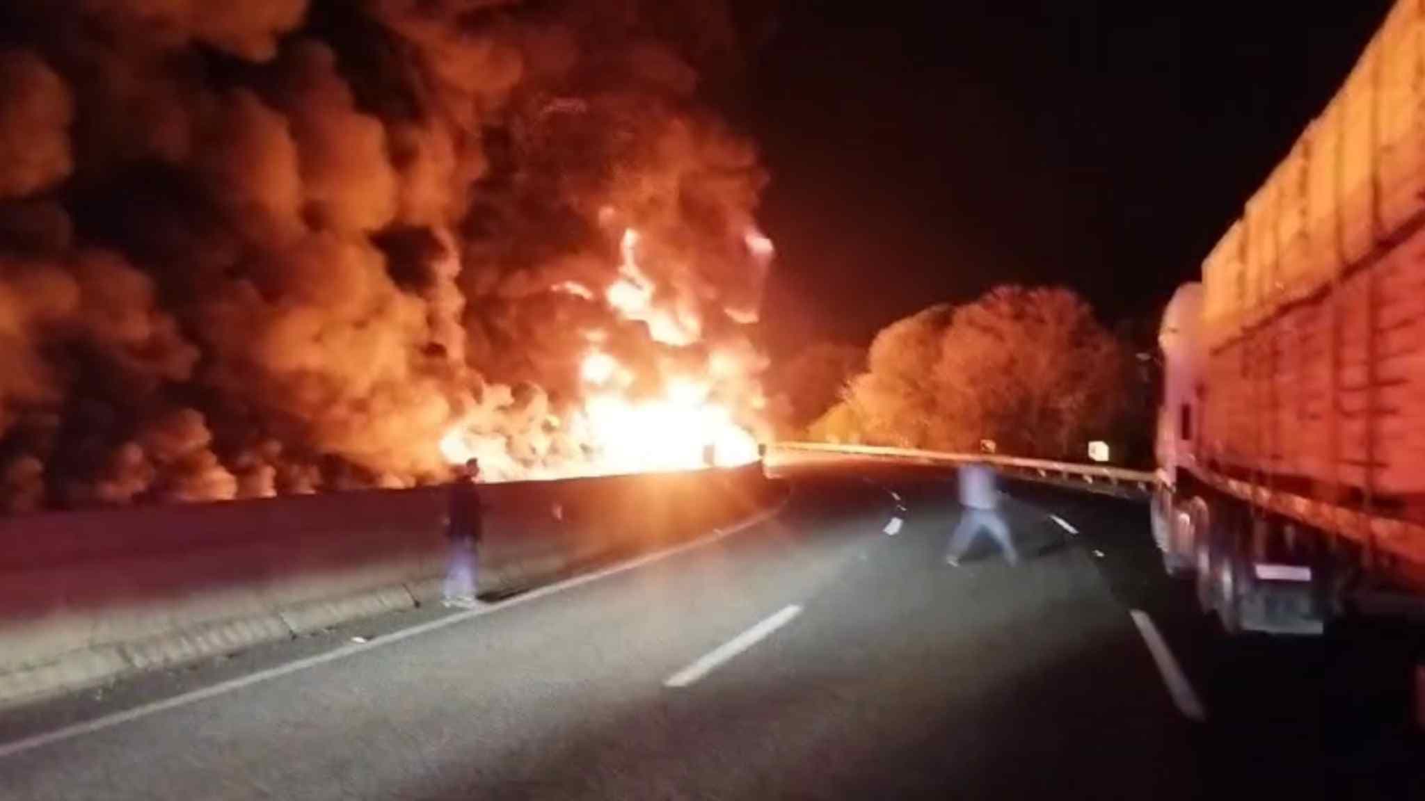 Caminhão com carga de resina capota e provoca incêndio em rodovia de Itararé