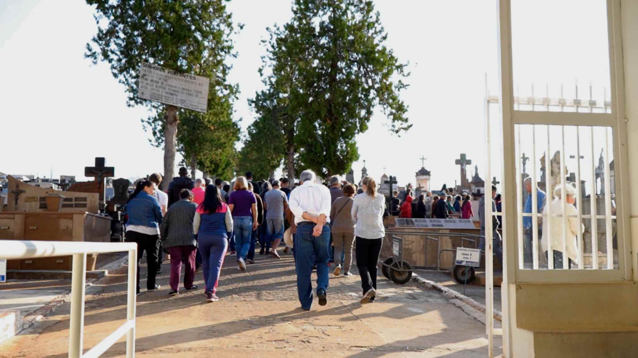 O velório coletivo das seis vítimas da mesma família, que morreram no trágico acidente ocorrido ontem em Itapetininga