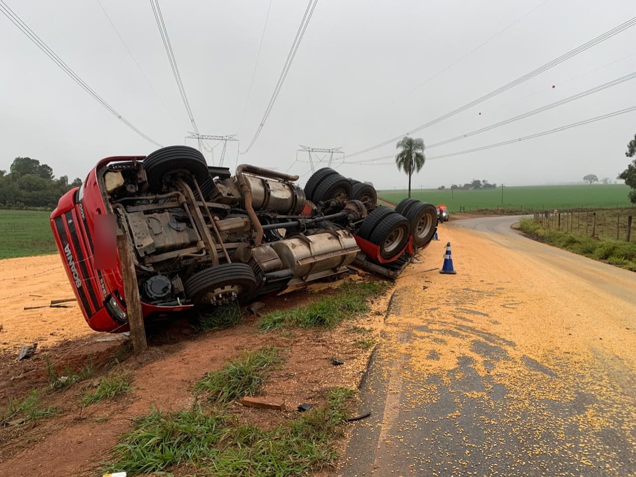Caminhão Carregado de Milho Tomba em Estrada Vicinal de Buri, SP