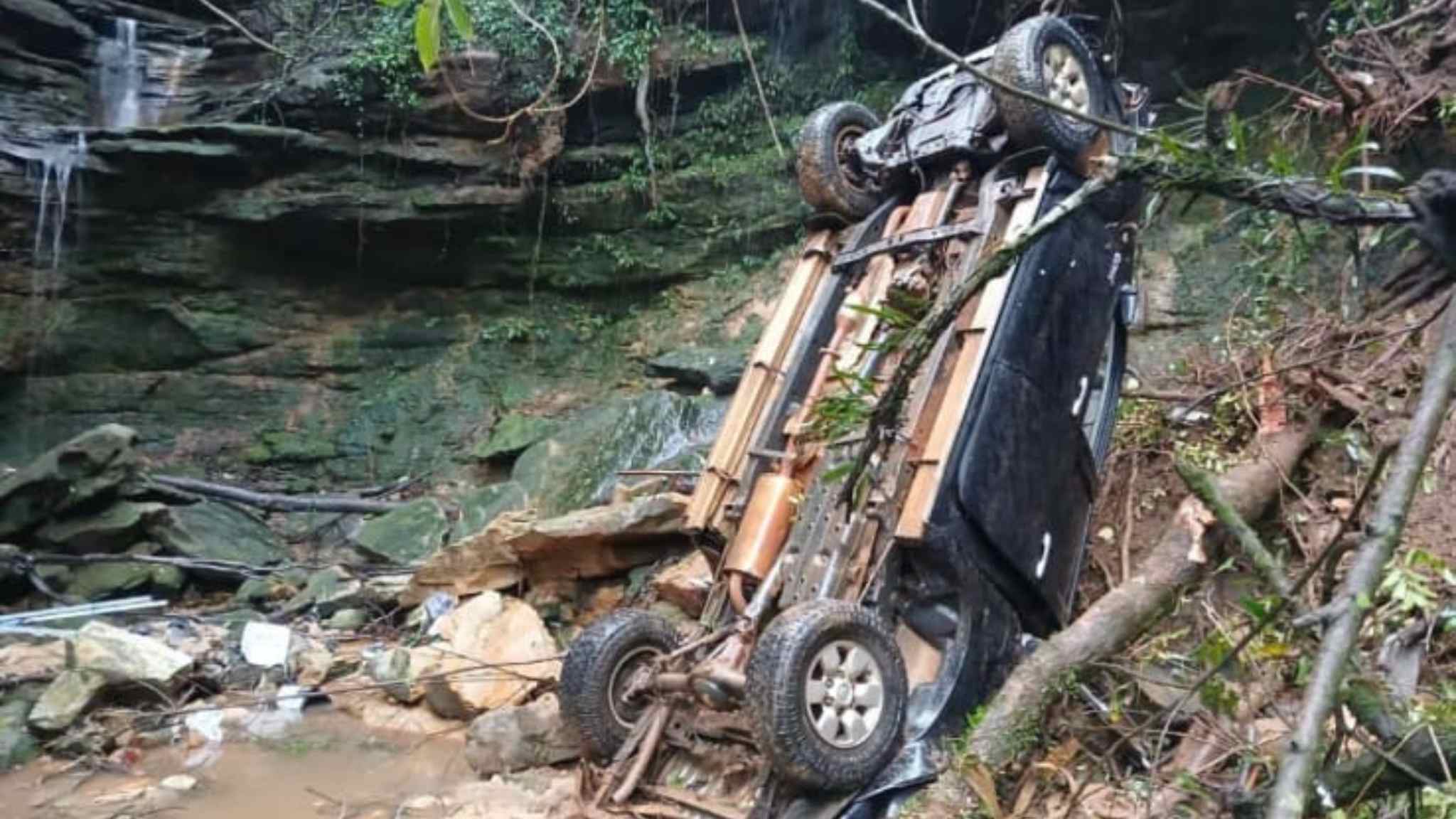 Caminhão guincho que transportava caminhonete cai em ribanceira na Avenida Revolucionários de 32 em Itapeva/SP