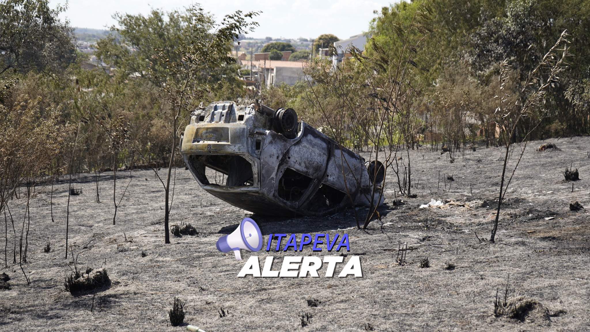 Carro é destruído por incêndio em terreno na cidade de Itapeva/SP