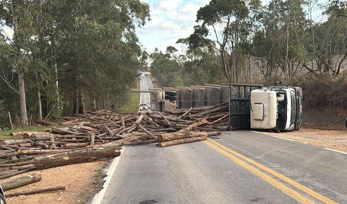 Caminhão carregado de madeira tomba na SP-249 e interdita trânsito em Ribeirão Branco/SP