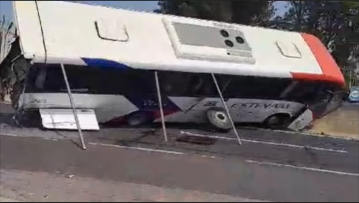 Ônibus com pacientes de Itapetininga se envolve em acidente na Raposo Tavares