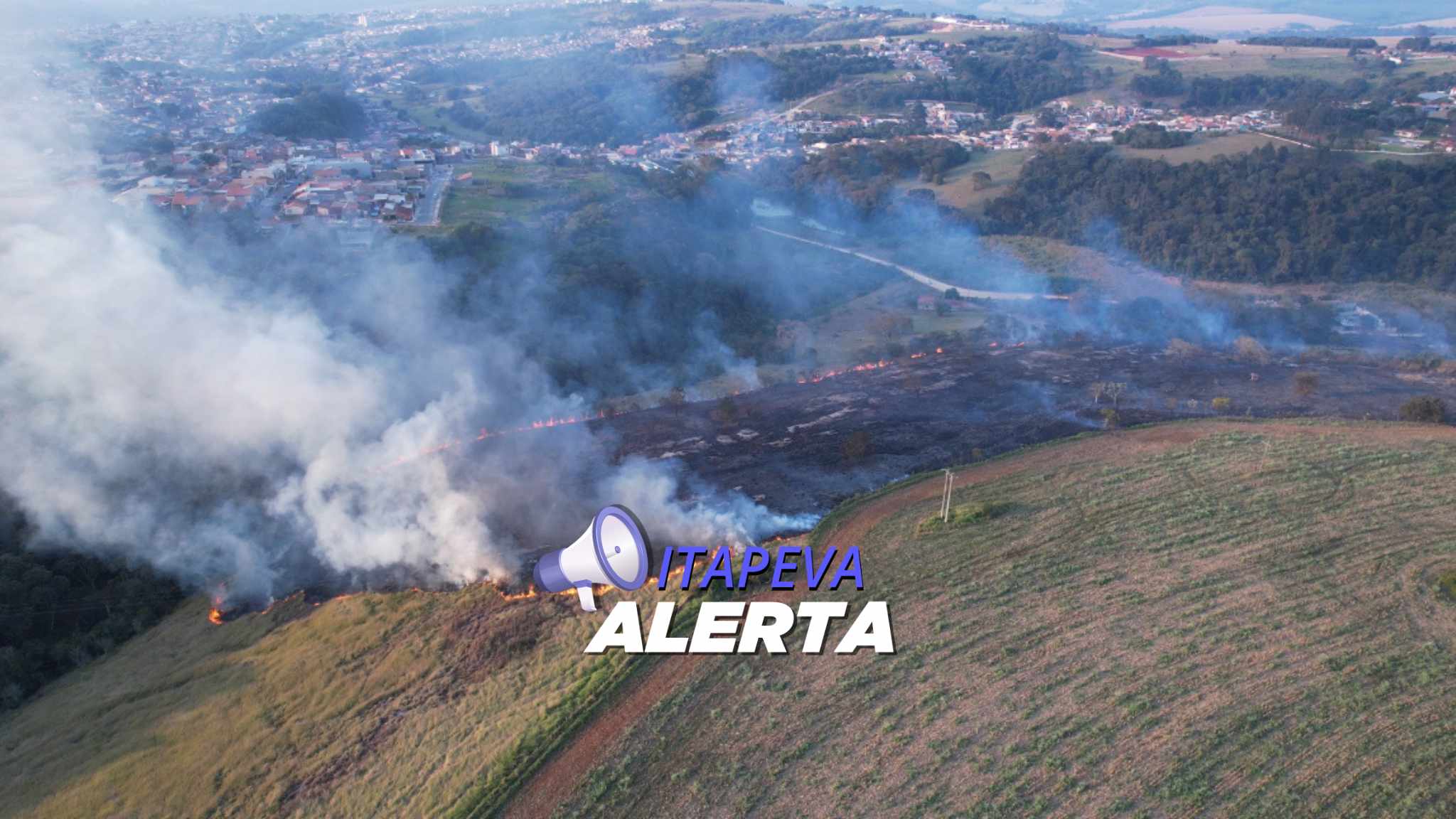 Incêndio em grandes proporções já está ao lado de casas no Jardim Brasil, Itapeva/SP