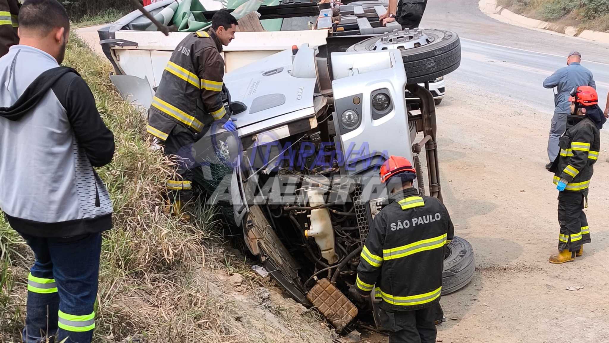 Caminhão carregado de cal tomba na Estrada Vicinal Luiz José Sguario em Itapeva/SP