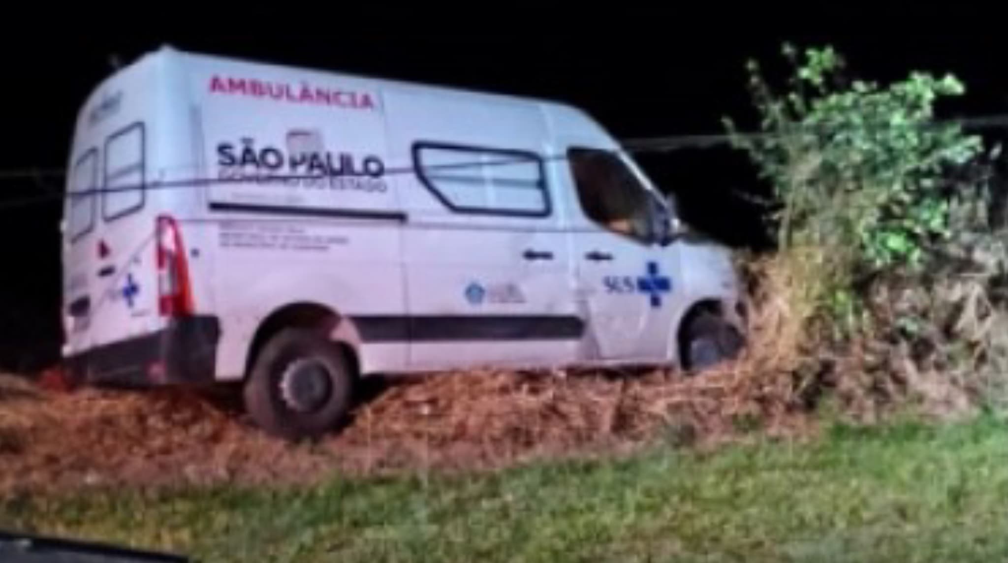 Ambulância de Guapiara se envolve em colisão na SP-250, mas não há feridos