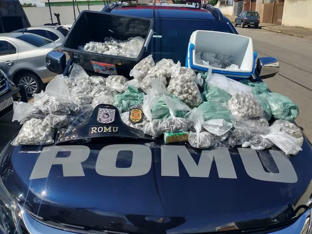Casal é preso em Itapeva com mais de 12 mil porções de drogas e R$ 36 mil em operação policial