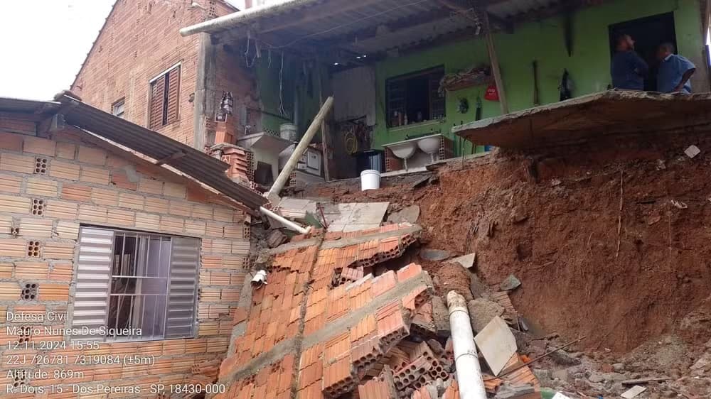 Temporal em Ribeirão Branco provoca queda de muro e deixa idosa de 85 anos gravemente ferida
