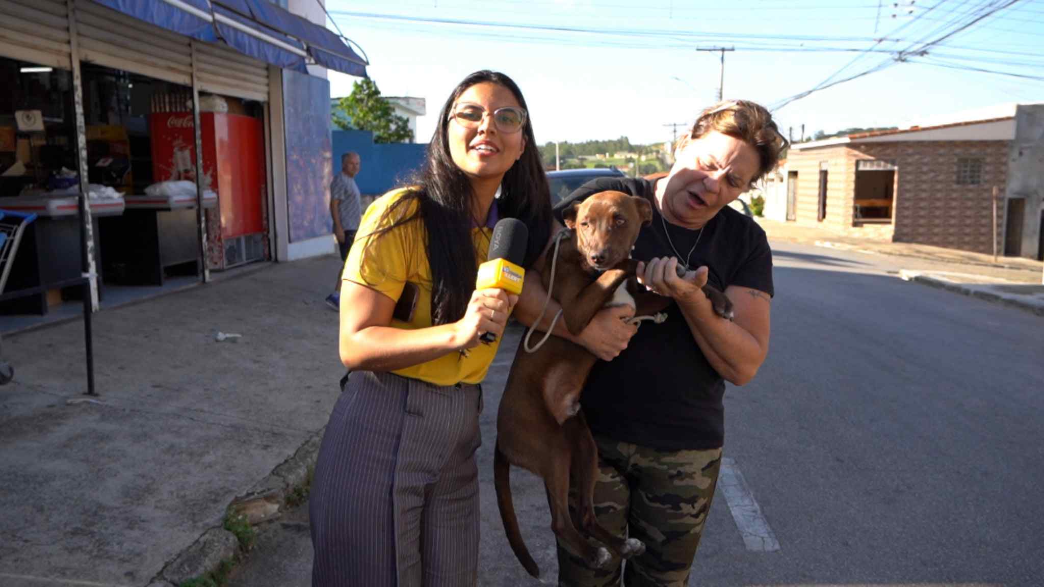 Câmera Flagrou Homem é investigado por espancar cão com chinelo e roupa em Itapeva/SP