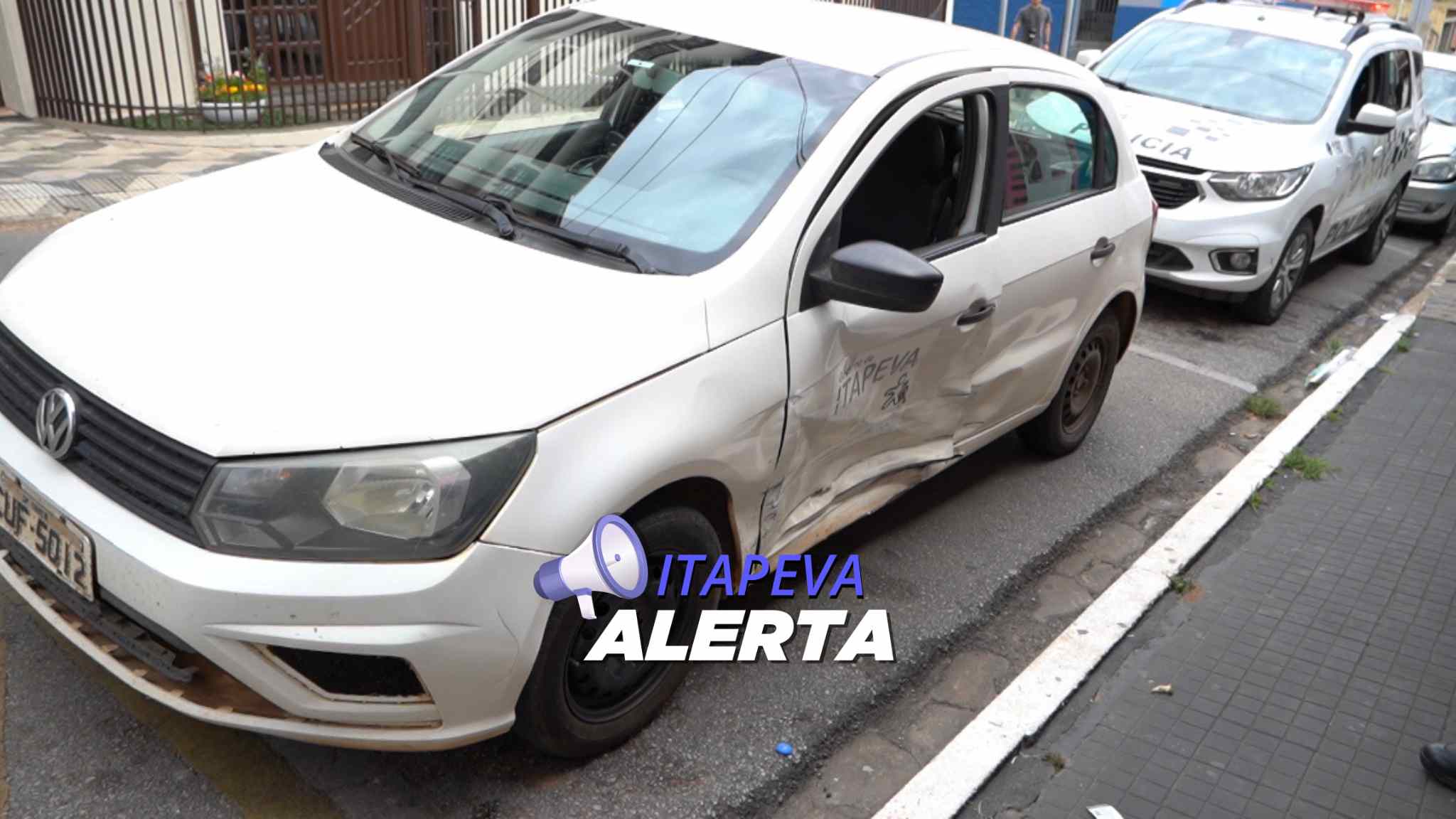 Carro da saúde de Itapeva se envolve em acidente e é flagrado com documentação vencida e pneus carecas