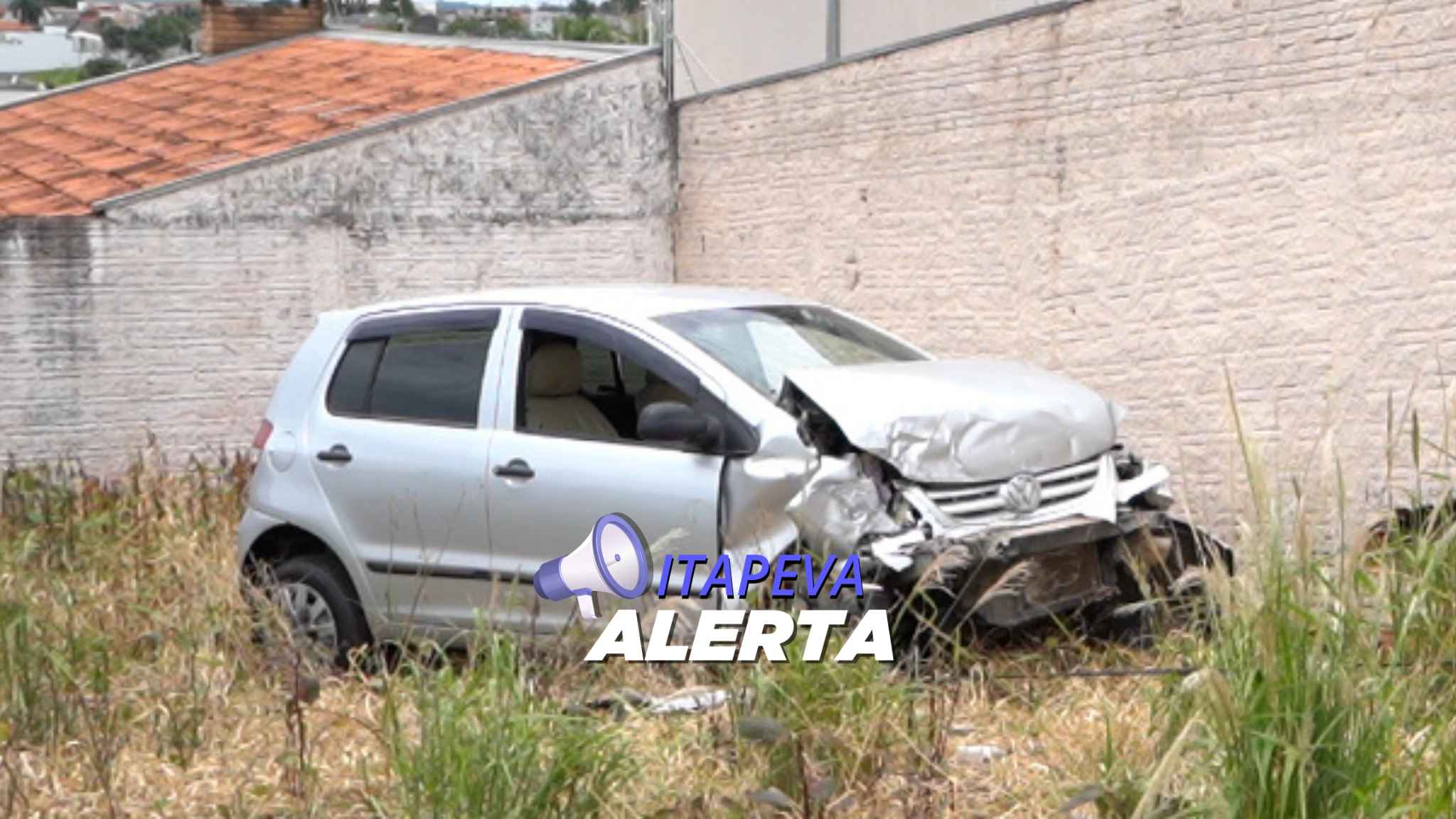 Motorista sem habilitação bate em muro residencial e fica ferido no Jardim Europa, Itapeva/SP