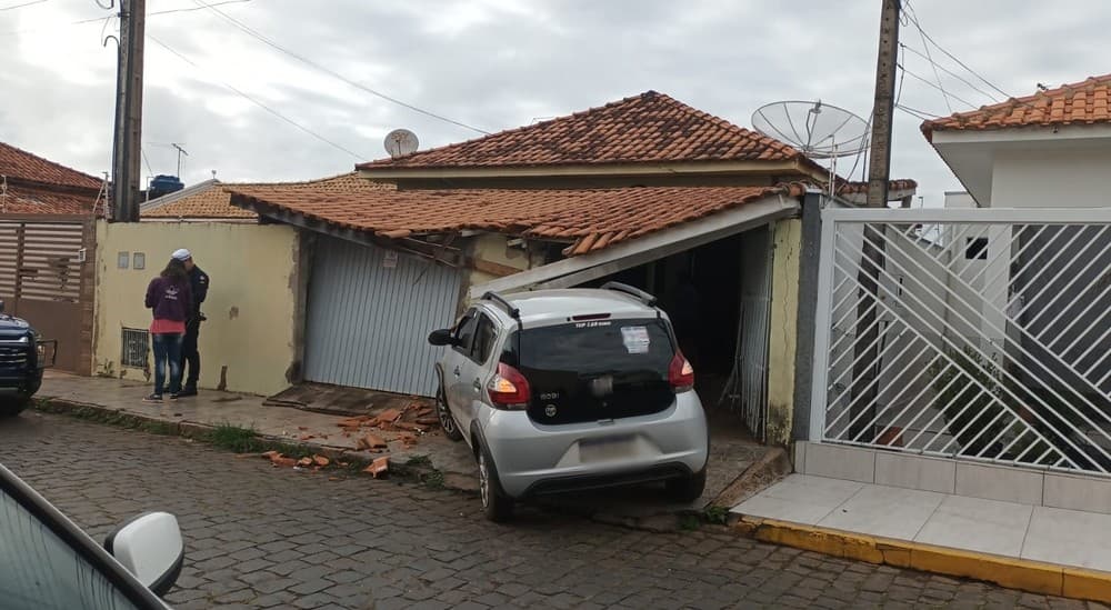 Carro invade casa após desviar de veículo em Itararé