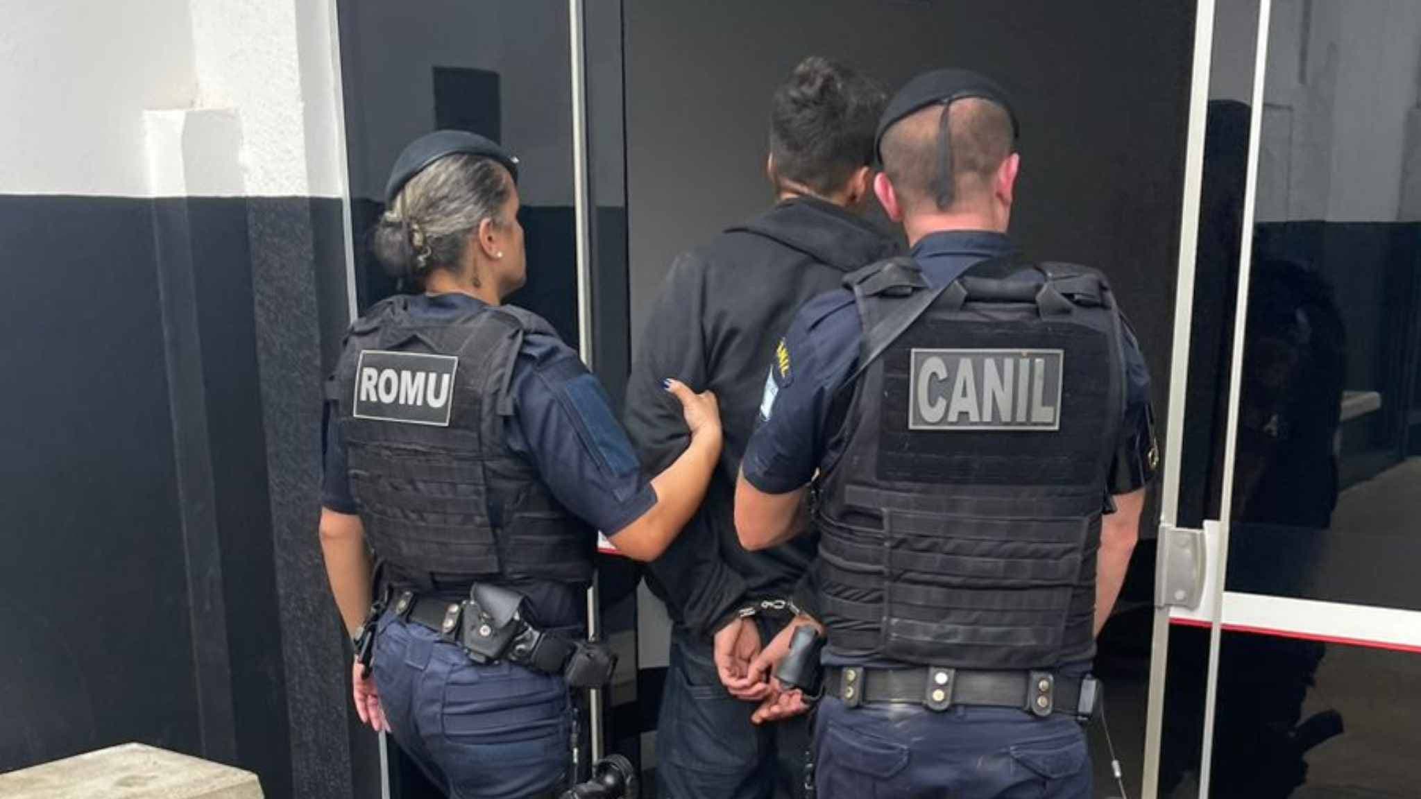 Cercado pela GCM, jovem de 19 anos tenta fugir, mas é preso com drogas e dinheiro na Vila Mariana, Itapeva/SP