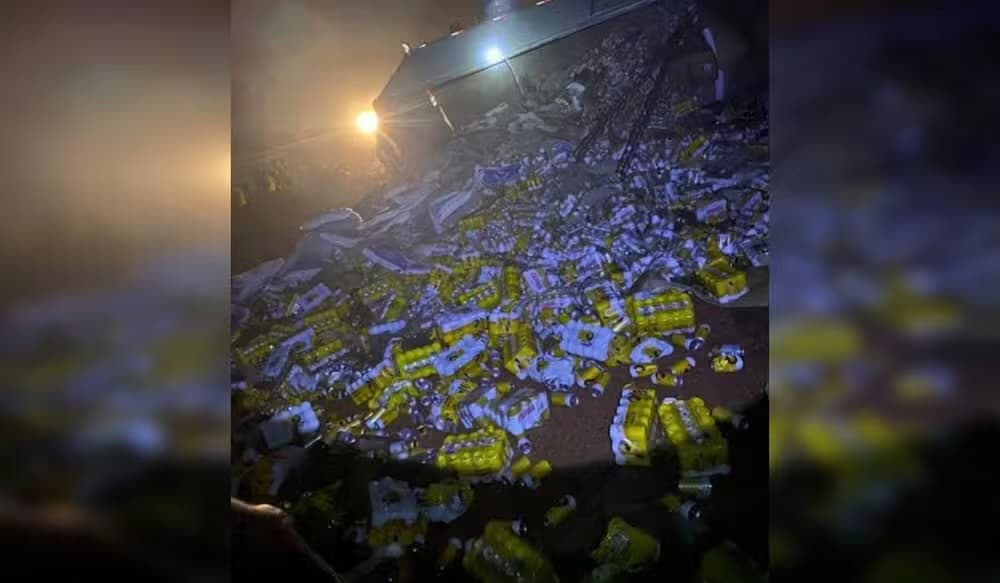 Caminhão carregado com 34 toneladas de cerveja tomba e carga é saqueada em Itaporanga (SP)