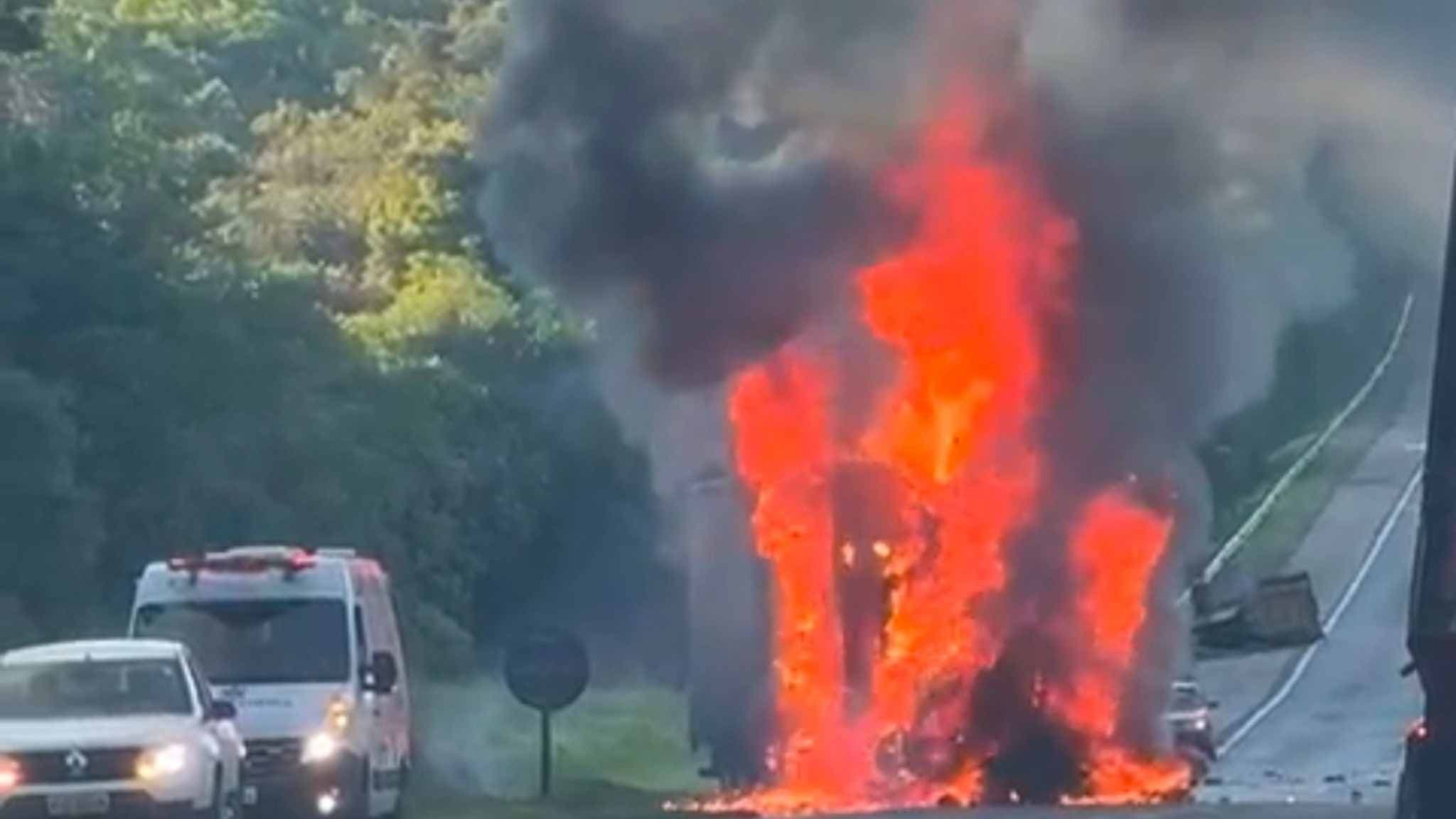 Mais uma tragédia na SP-258: Uma pessoa morre e uma carreta pega fogo