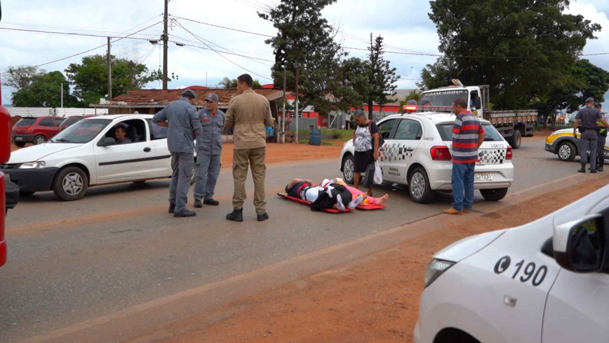 DESCASO COM A VIDA! Falta de ambulância, faz duas vítimas ficarem aguardando atendimento por quase uma hora e meia após acidente em Itapeva/SP