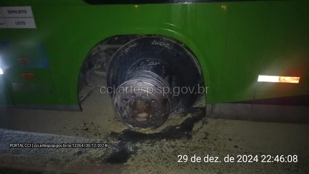 Pneu estoura e ônibus pega fogo na Rodovia Francisco Alves Negrão, em Itapeva