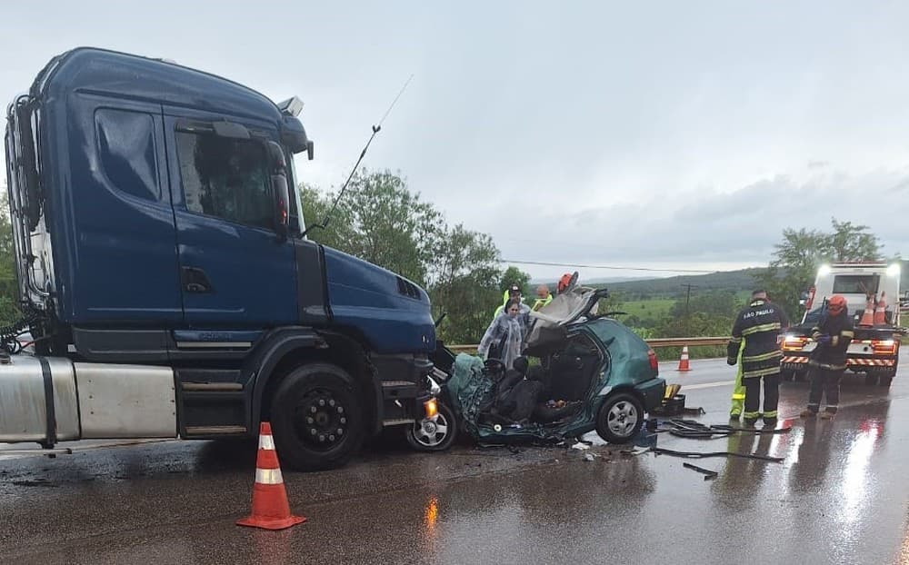 Quatro pessoas morrem em acidente entre caminhão e carro na Rodovia Raposo Tavares em Angatuba