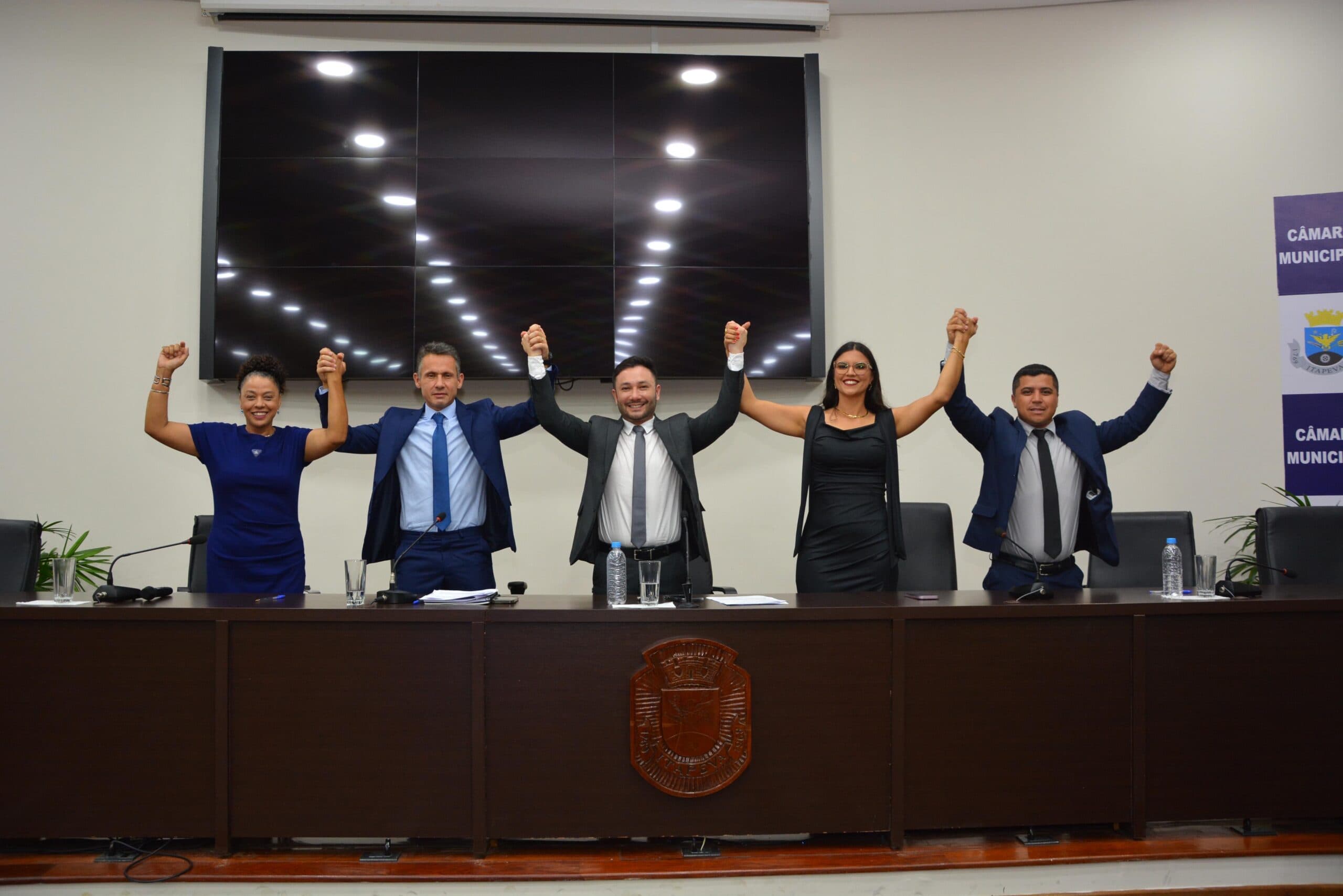 Marinho Nishiyama, Gleyce Dornelas, Ronaldo Coquinho, Dr. Marcelo Poli e Val Santos comandam a Mesa Diretora da Câmara de Itapeva/SP