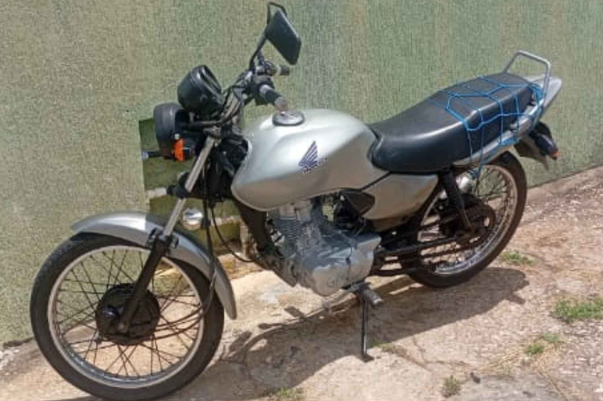 Homem furta motocicleta com tranquilidade, em plena luz do dia em Itapeva