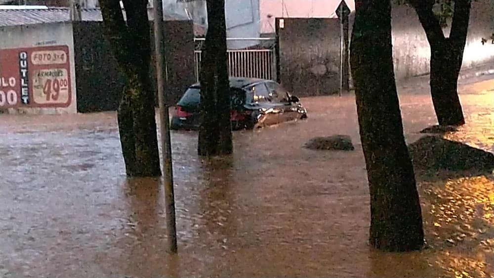 Defesa Civil emite alerta severo de chuvas em Sorocaba e regiões ficam alagadas