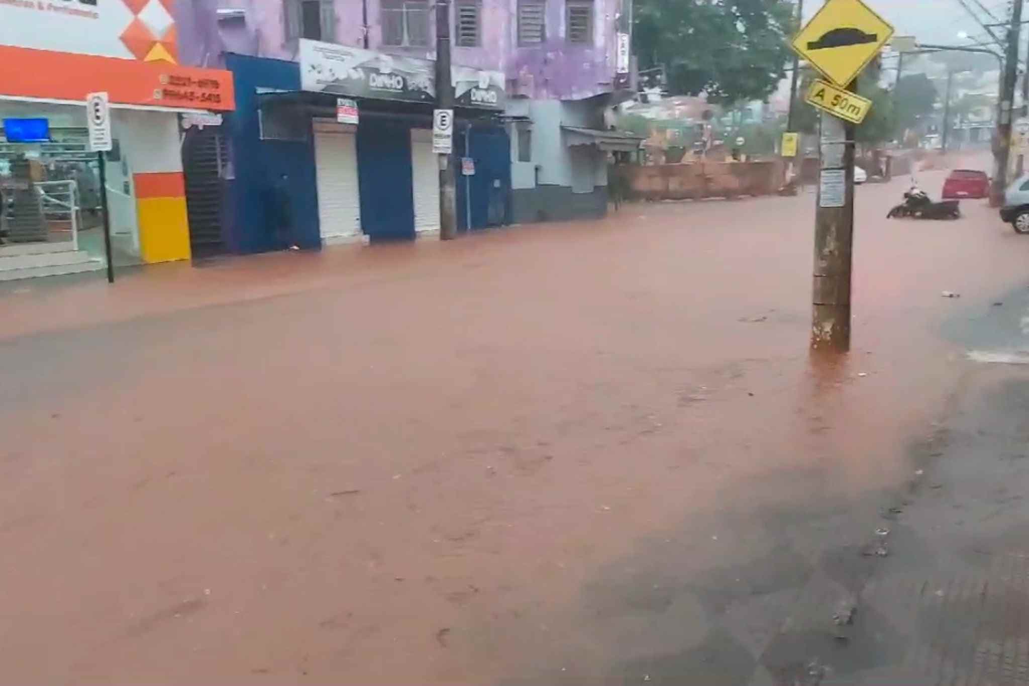 Fortes chuvas causam alagamentos em Itapeva nesta quinta-feira