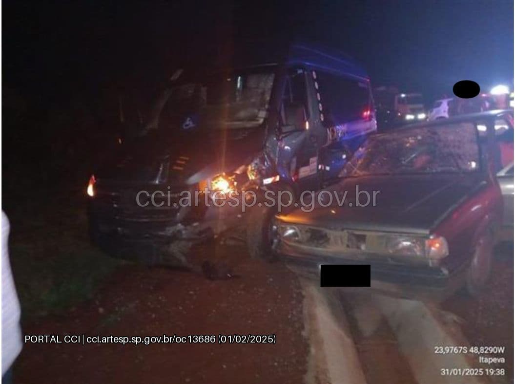 Colisão entre van e automóvel deixa dois feridos na SP-258, em Itapeva