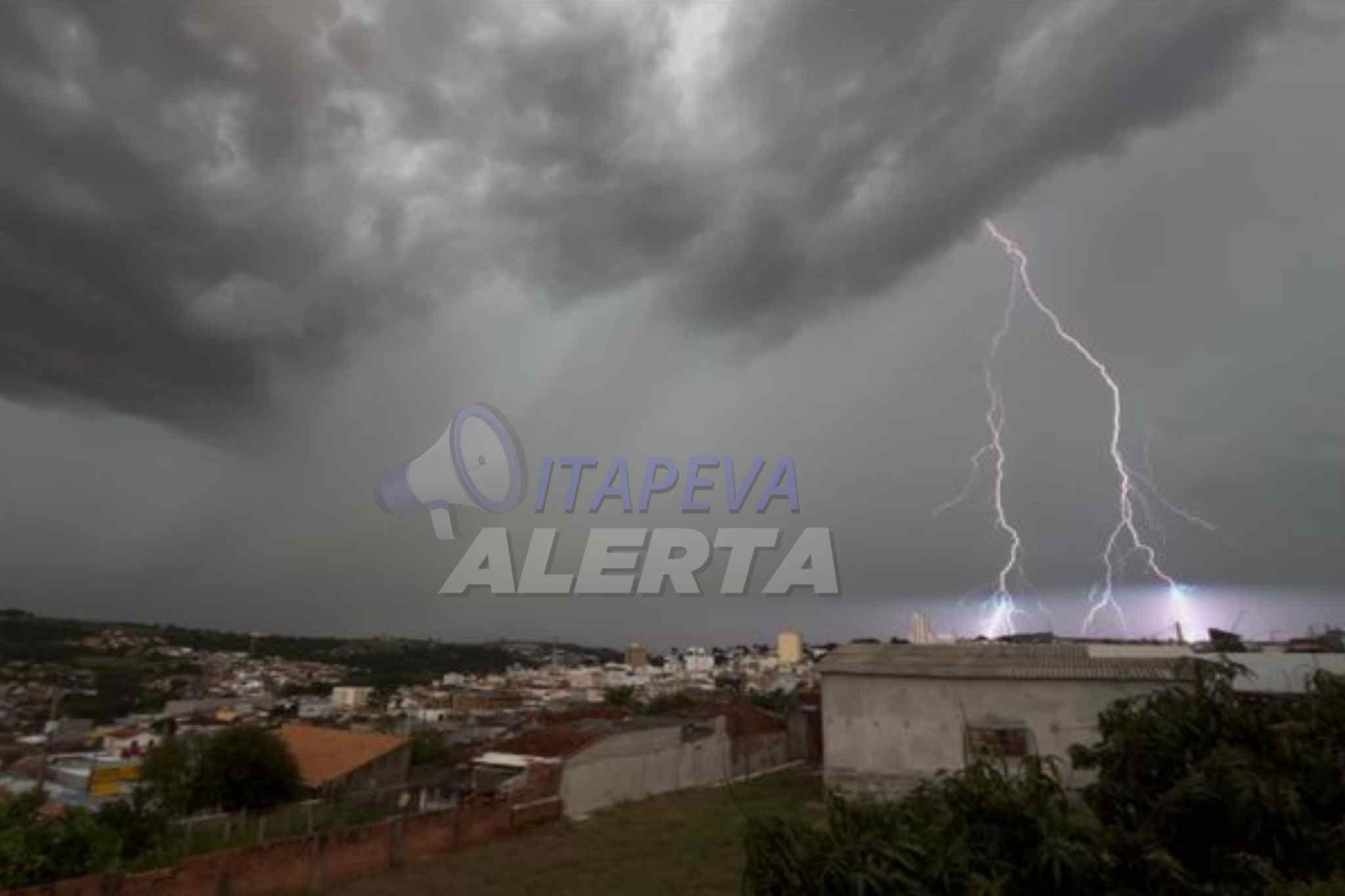 Temporal atinge Nova Campina e Itapeva; Defesa Civil alerta para ventos e raios