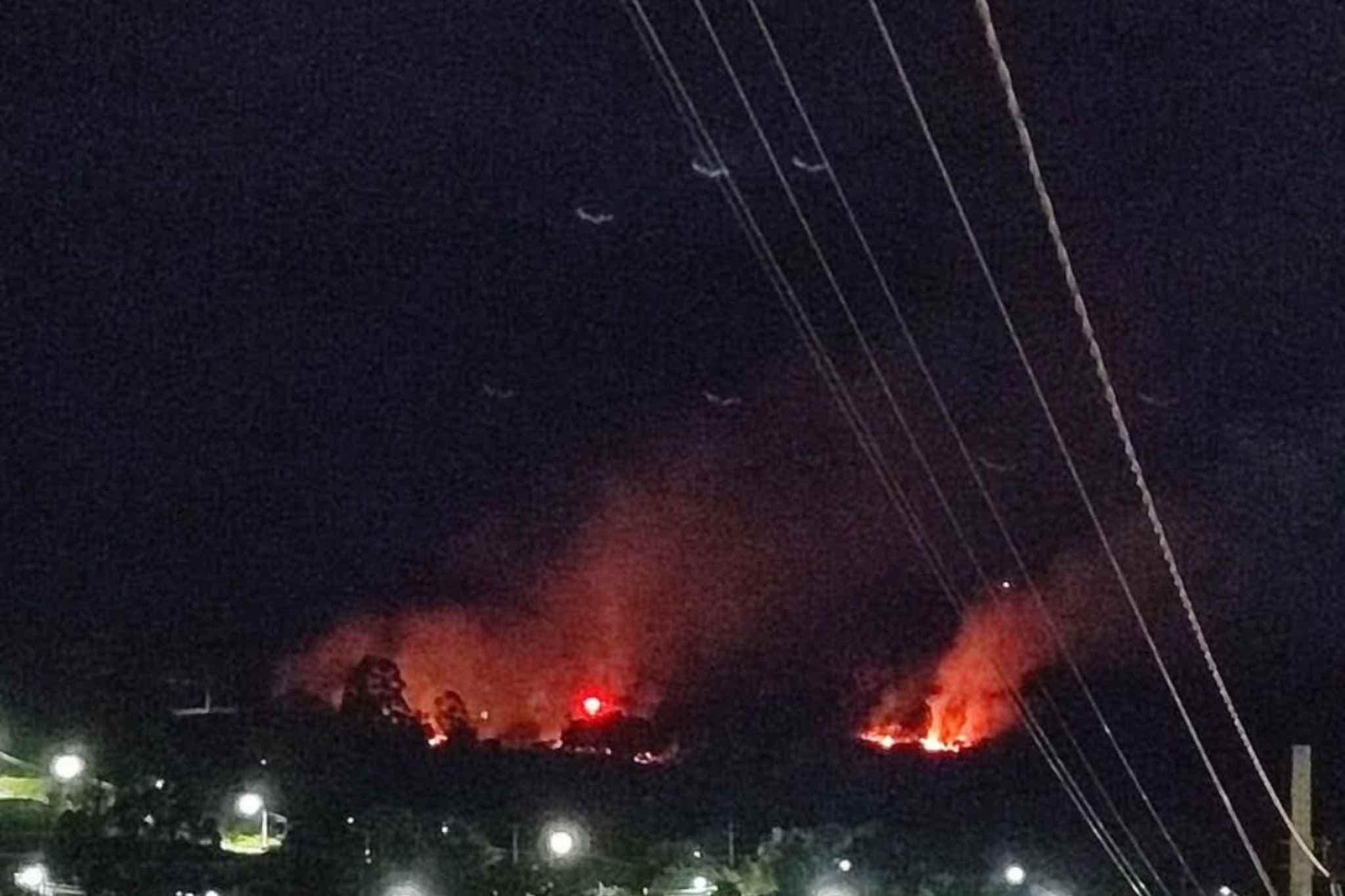 Incêndio de pequena proporção atinge área de mata no bairro Colina dos Pinheiros em Itapeva/SP