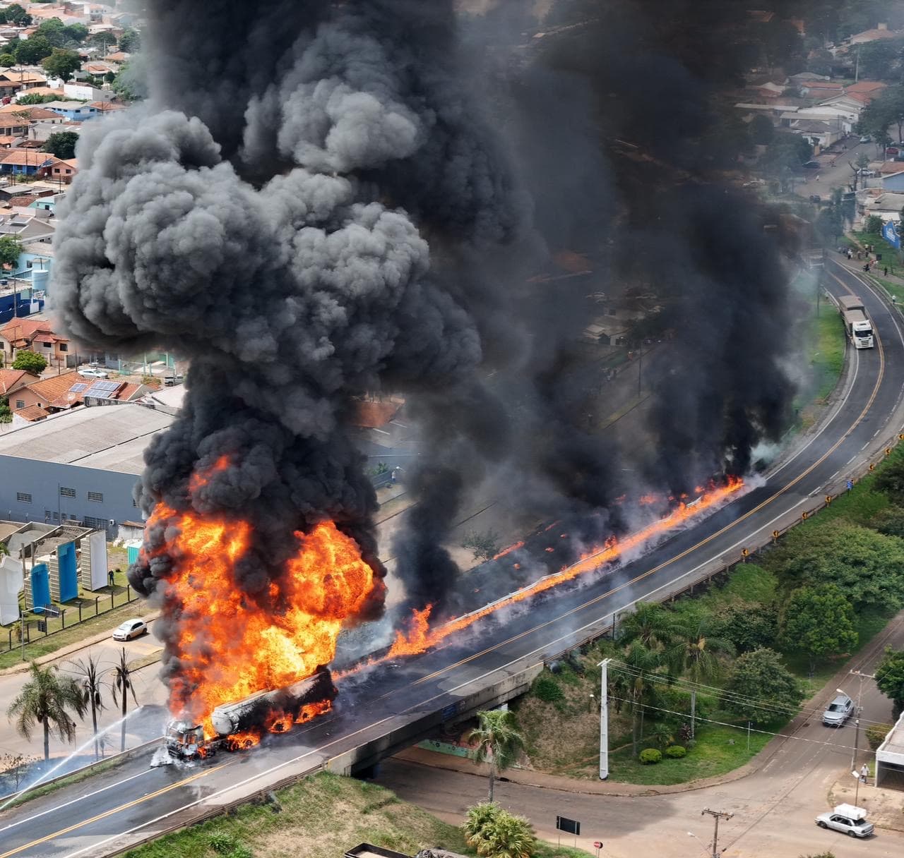 Motorista pula de caminhão para fugir de explosão e sobrevive em Arapoti