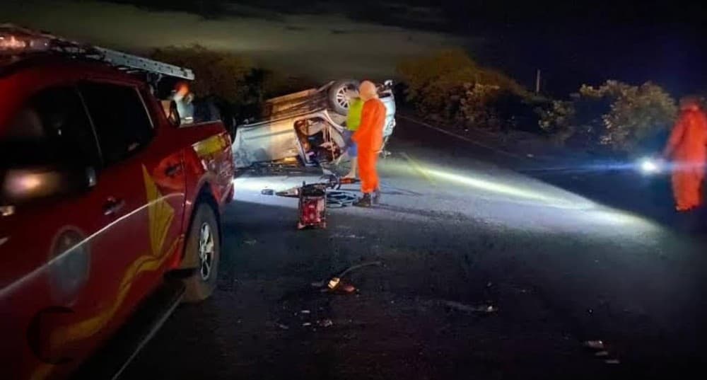 Carro da Saúde de Piraju capota em rodovia e paciente acaba ferida