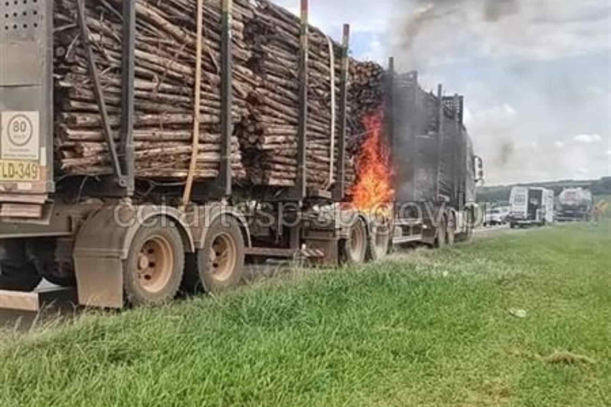 Incêndio em caminhão bitrem interdita SP-258 em Itaberá
