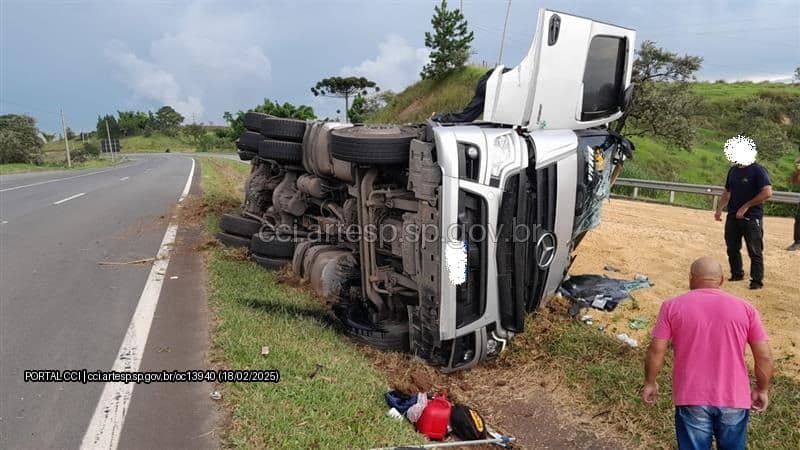 Carreta tomba na SP-127 em Itapetininga e interdita rodovia