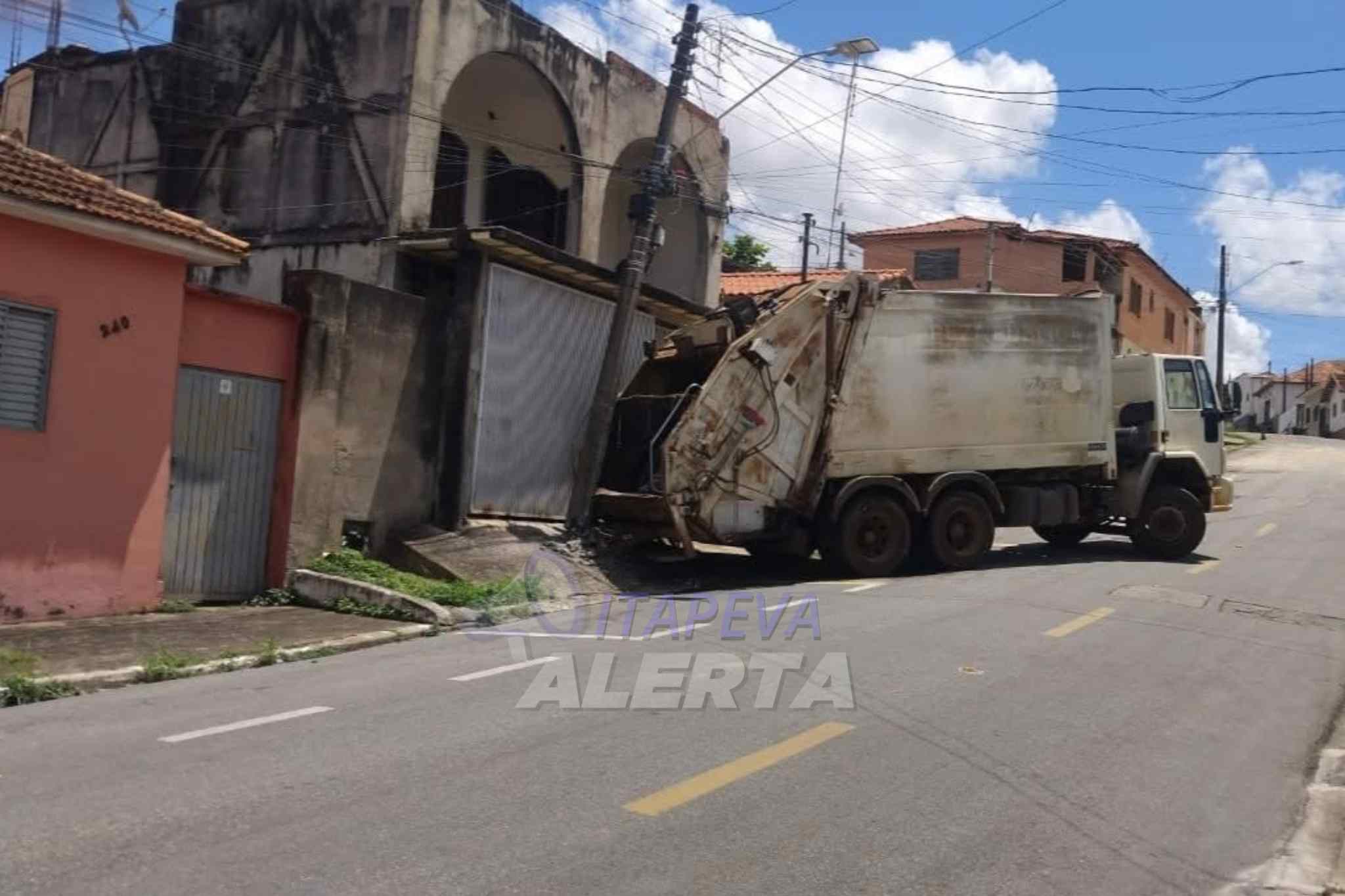 Caminhão de lixo perde os freios e bate em poste na Vila Bom Jesus