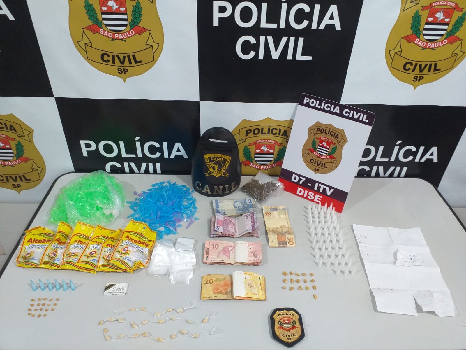 Polícia apreende adolescentes e prende suspeito por tráfico de drogas na Vila Mariana