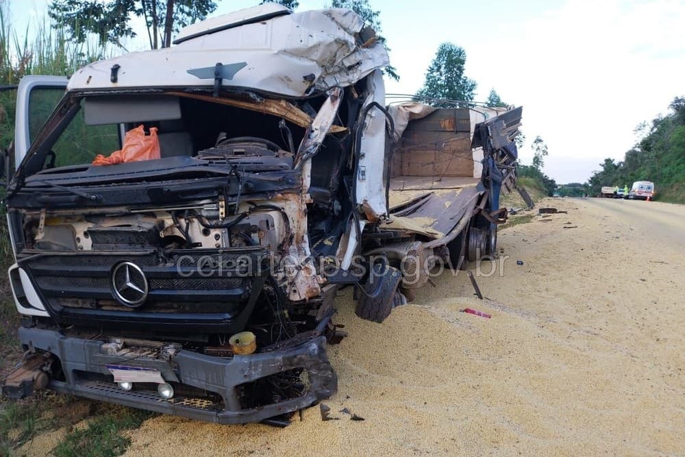 Colisão entre carreta e caminhão deixa um morto e interdita SP-255 em Itaporanga
