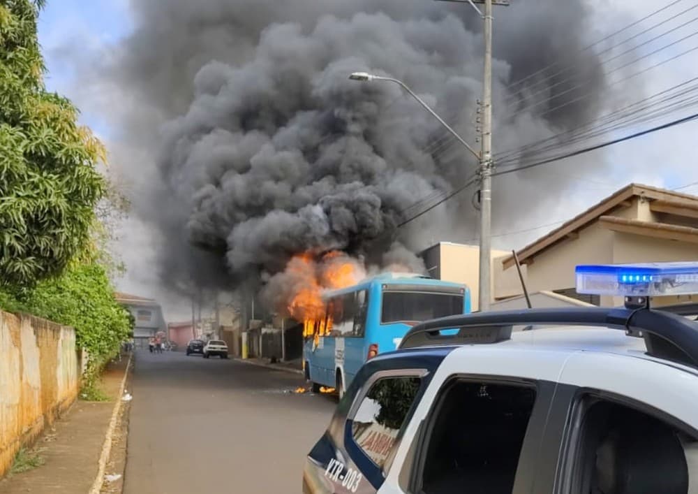 Ônibus municipal pega fogo em Taquarituba, e passageiros escapam ilesos