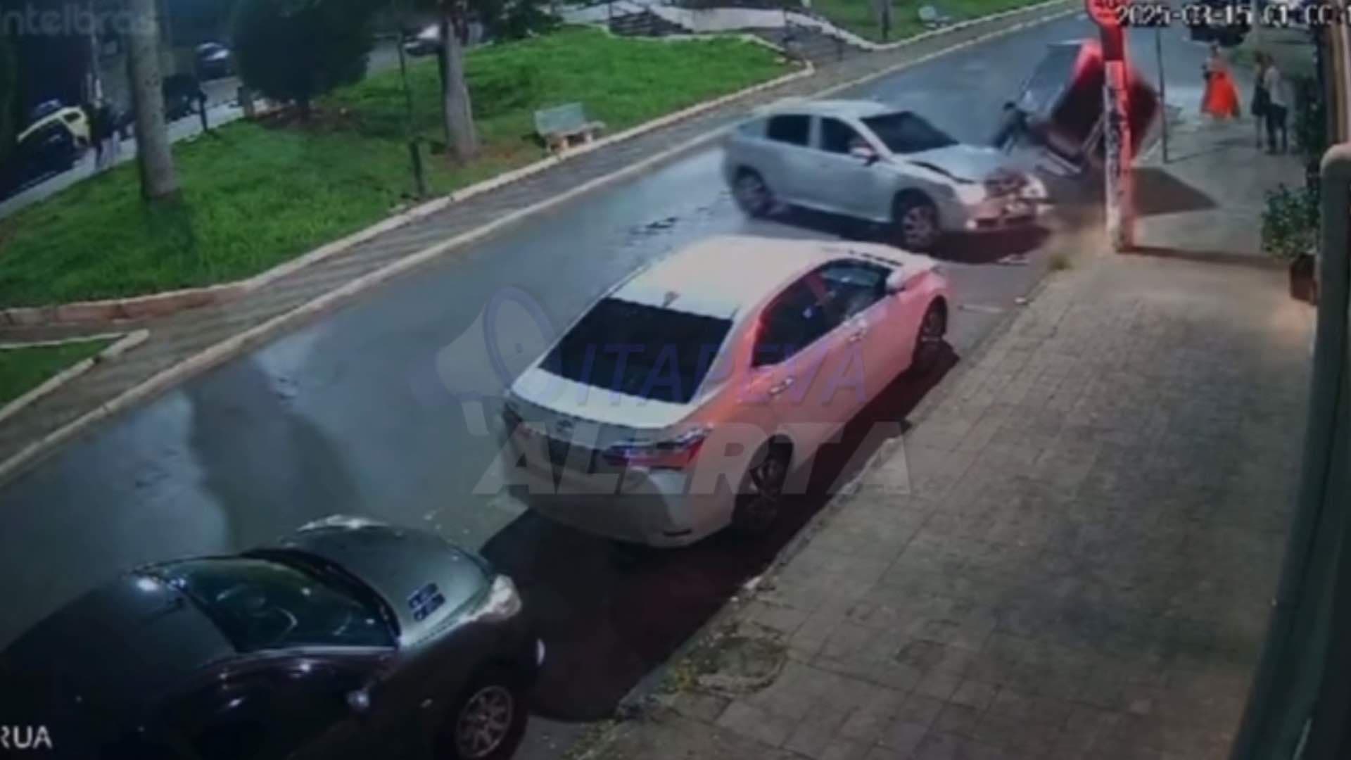 Motorista foge após bater em carretinha e quase atropelar quatro pessoas na Avenida Acácio Piedade em Itapeva/SP