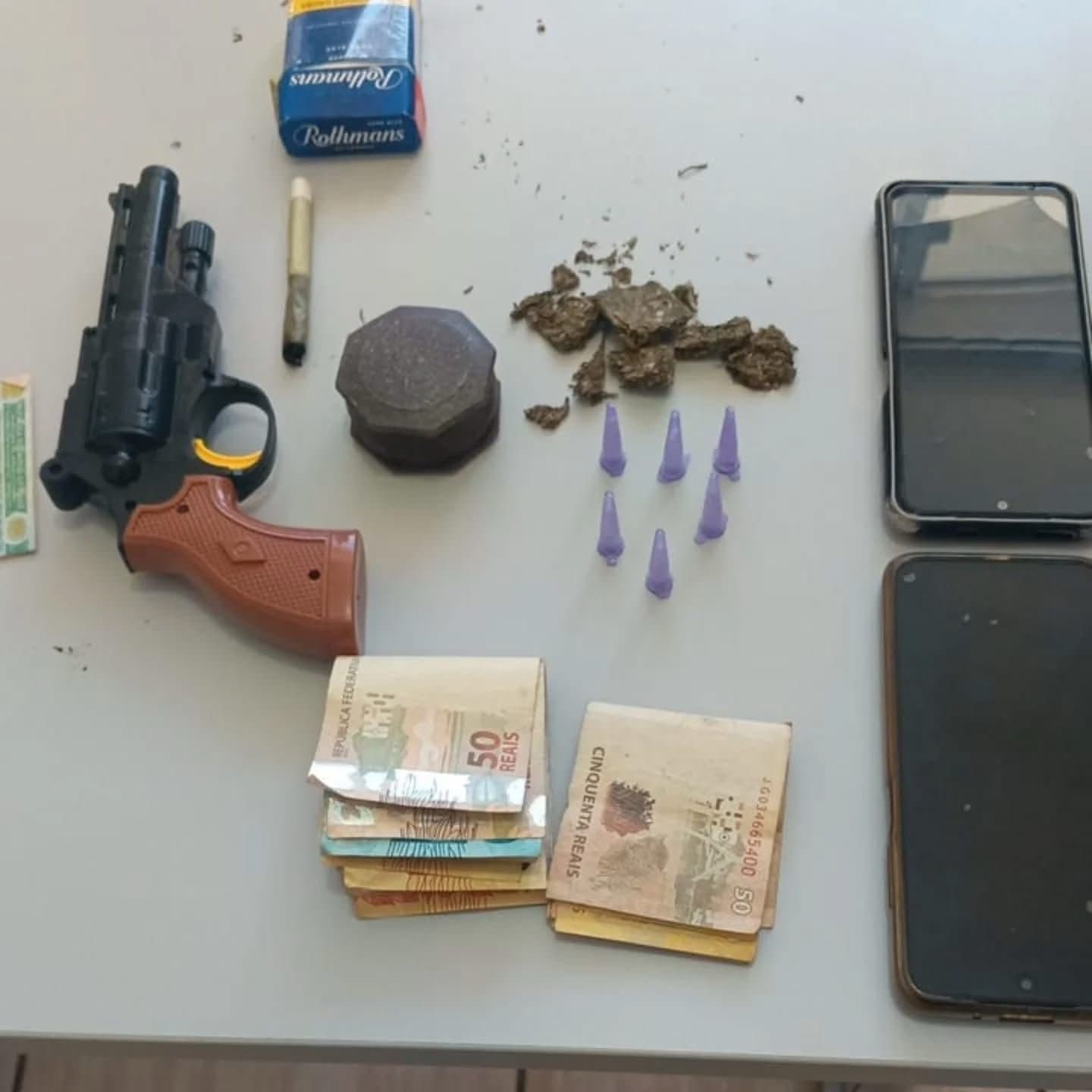 GCM de Itapeva detém dois homens com drogas e simulacro de arma no Parque Pilão D’Água