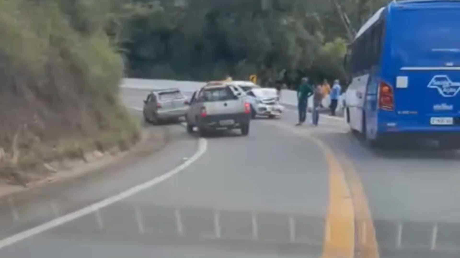 Ônibus da Saúde de Ribeirão Branco colide com caminhonete na estrada entre Guapiara e Ribeirão Branco