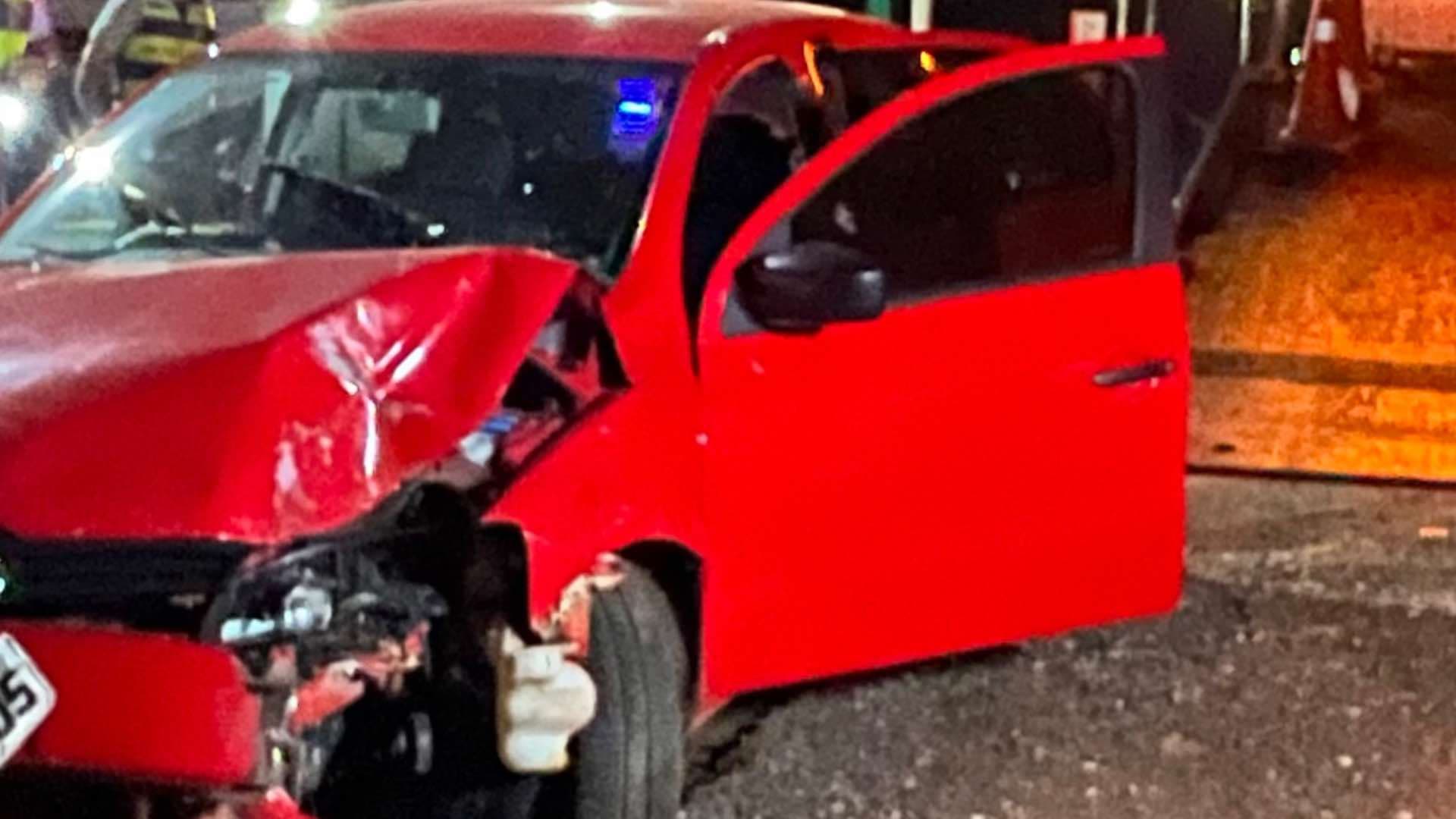 Acidente na Marginal da SP-258 termina com carro abandonado após colisão com árvore em Itapeva/SP