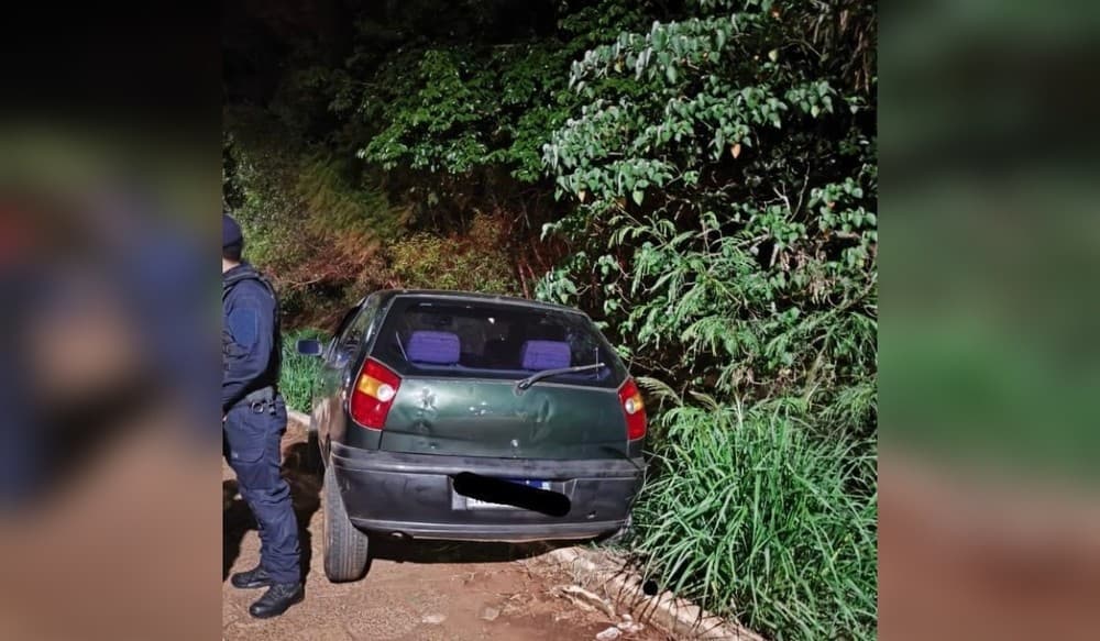 Homem embriagado cai em ribeirão ao tentar retirar carro da calçada em Taquarituba