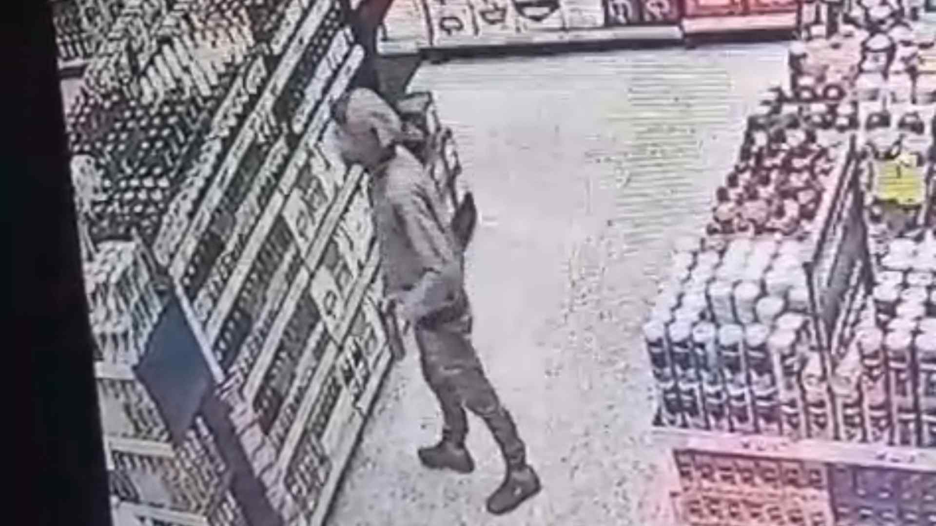 Furto em supermercado de Itapeva é registrado por câmeras de segurança na manhã desta quinta-feira (03)