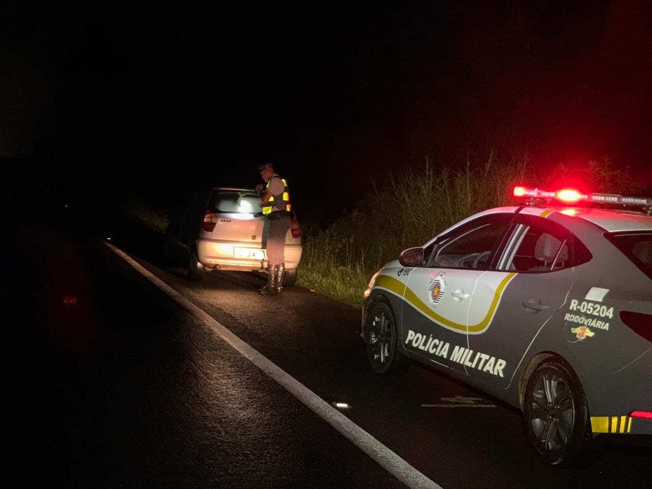 Polícia Rodoviária de Itapeva recupera veículo roubado e detém dois suspeitos na SP-258