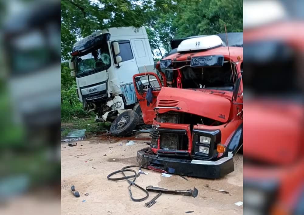 Acidente entre carreta e caminhão deixa motorista ferido na SP-252 entre Guapiara e Ribeirão Branco